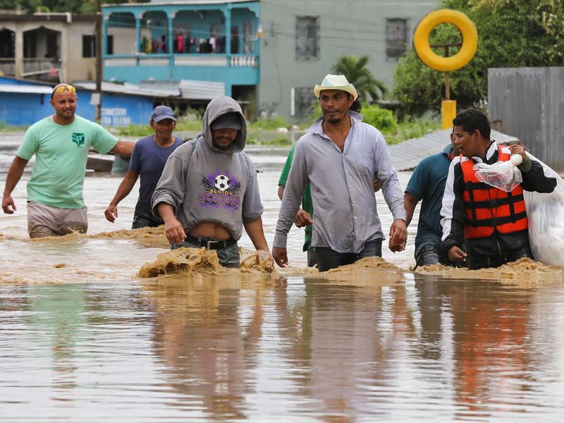Evakuasi Warga Akibat Badai Iota