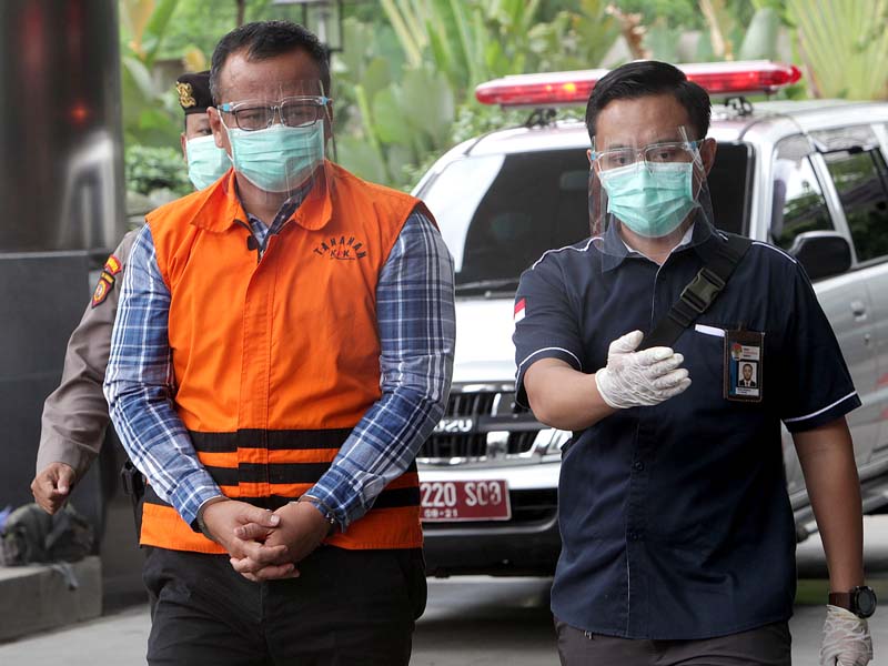 Masuk Mobil Tahanan KPK