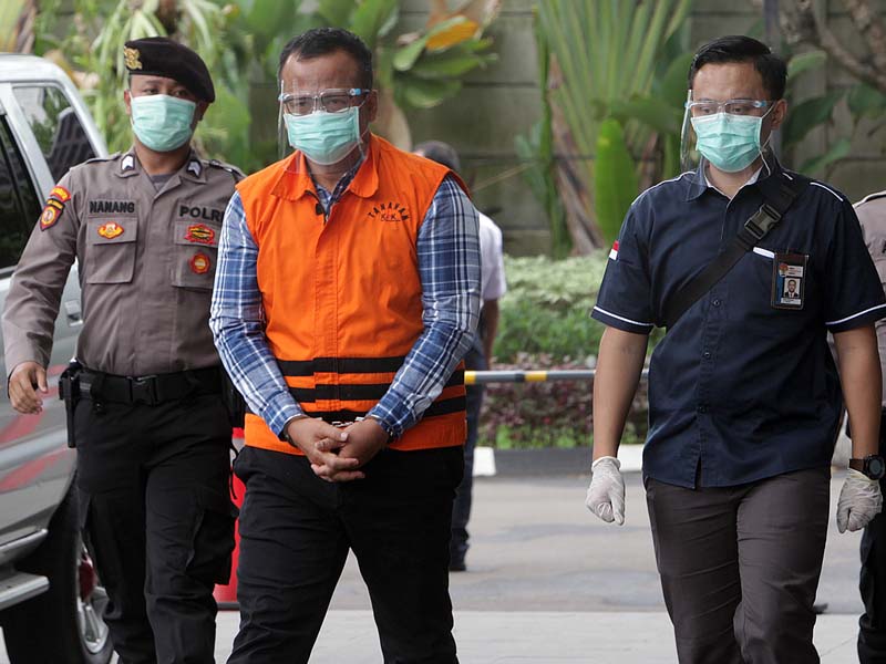 Masuk Mobil Tahanan KPK