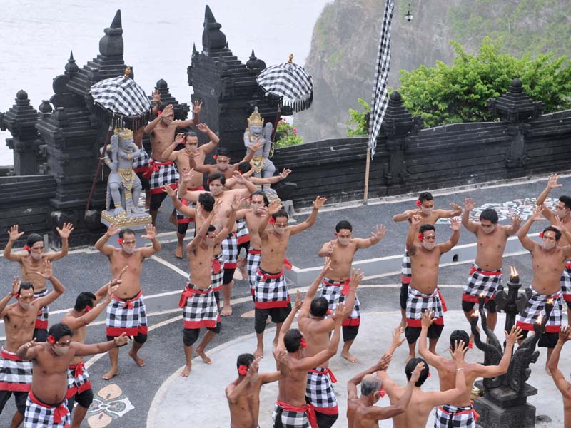 Tari Kecak Uluwatu Dibuka Kembali