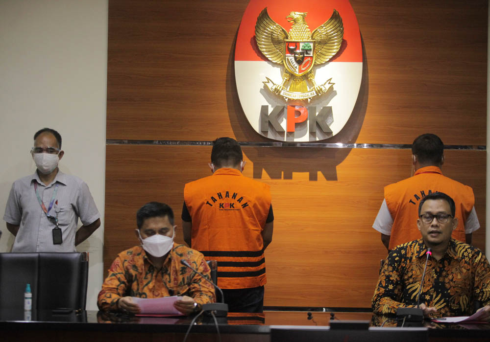 Penyerahan Diri Tersangka Kasus Ekspor Benih Lobster