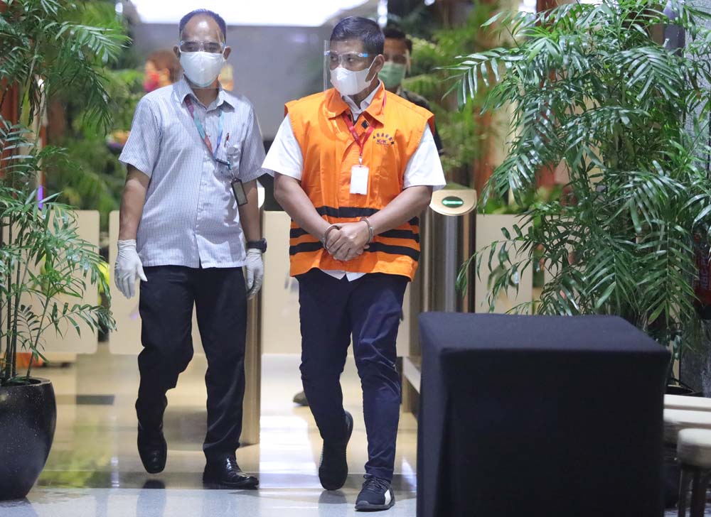 Penyerahan Diri Tersangka Kasus Ekspor Benih Lobster