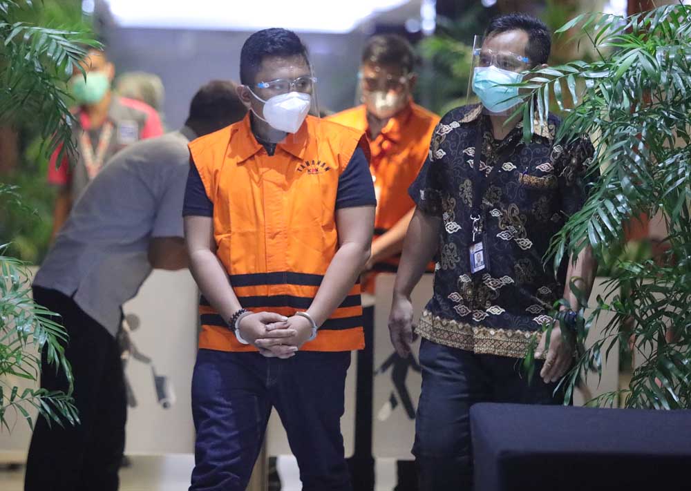 Penyerahan Diri Tersangka Kasus Ekspor Benih Lobster