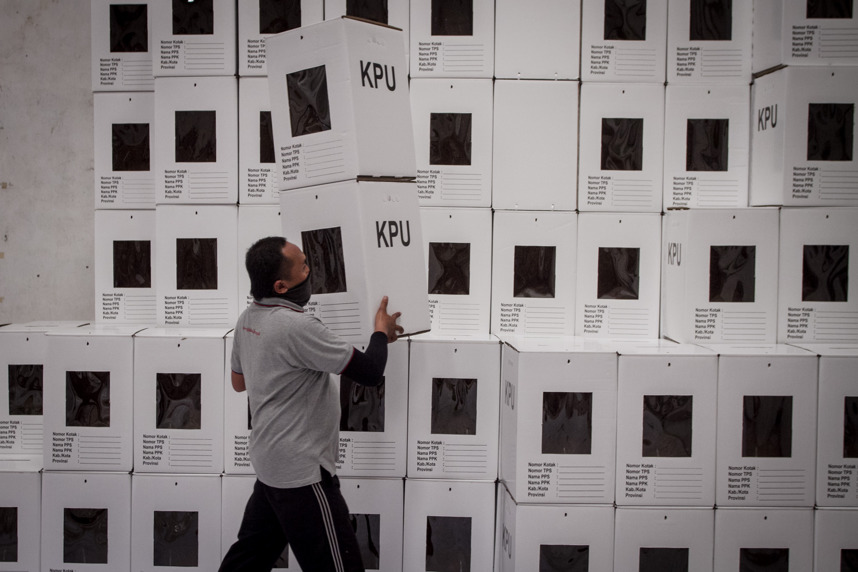 Merakit Kotak Suara Pilkada Solo 2020