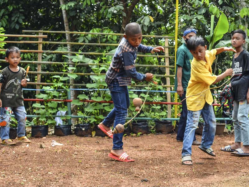 Melestarikan Permainan Tradisional