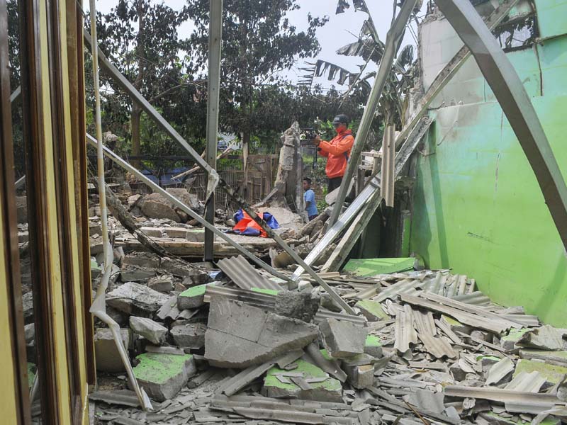 Rumah Rusak Akibat Ledakan di Sukawangi