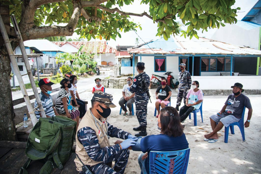 Beri Pengobatan Kepada Masyarakat