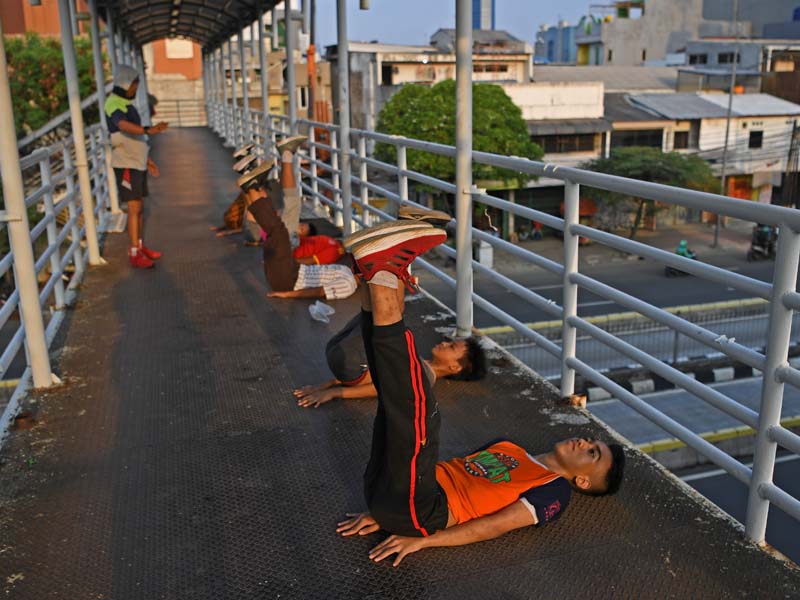 Berolahraga Di Jembatan Penyeberangan Orang