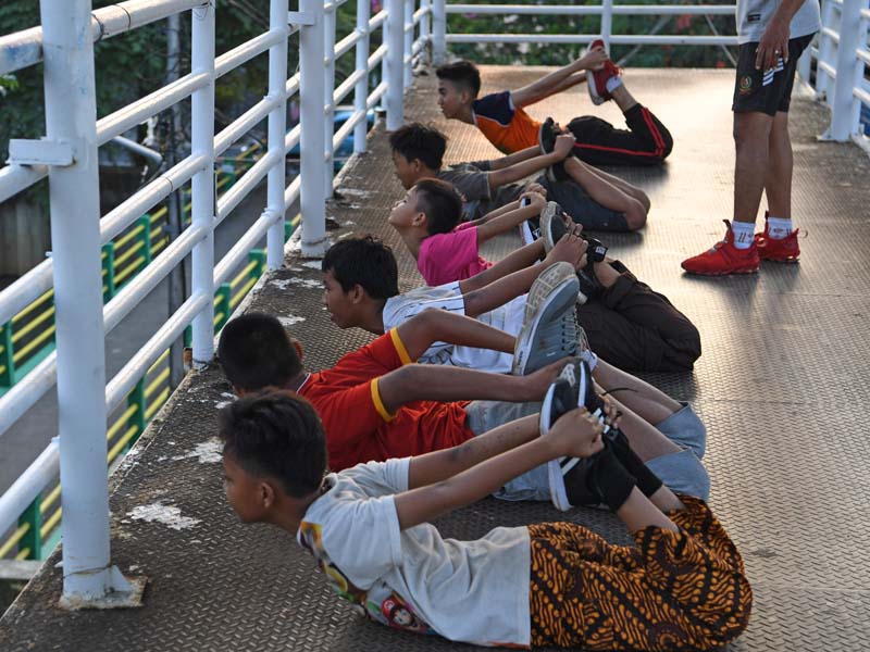 Berolahraga Di Jembatan Penyeberangan Orang