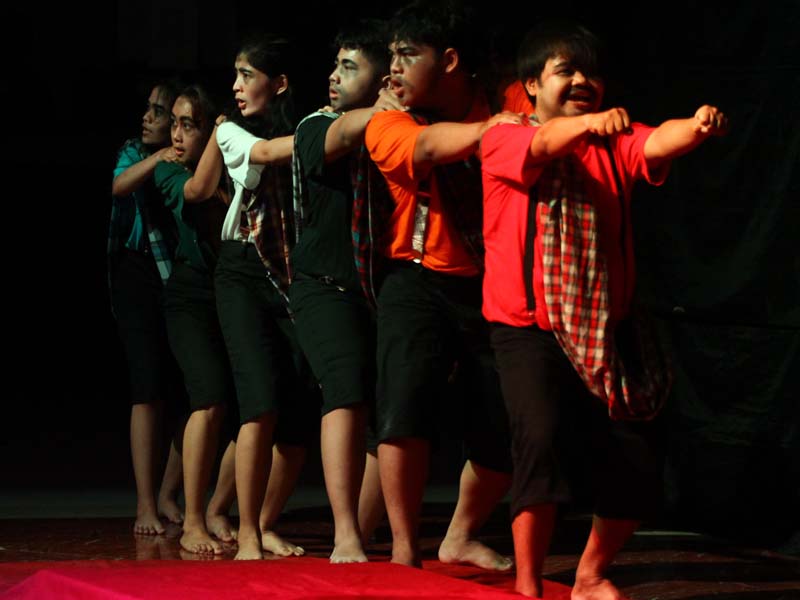 Pentas Teater Ndek-Ndek Sur