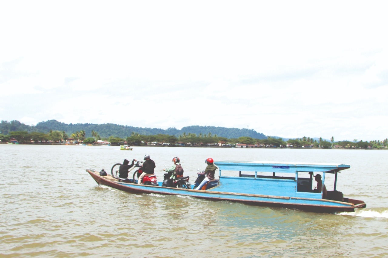 Masyarakat lokal menggunakan boat sebagai alat transportasi 