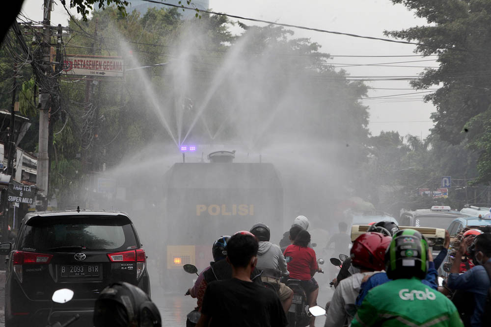 Kawasan Petamburan Disemprot Disinfektan