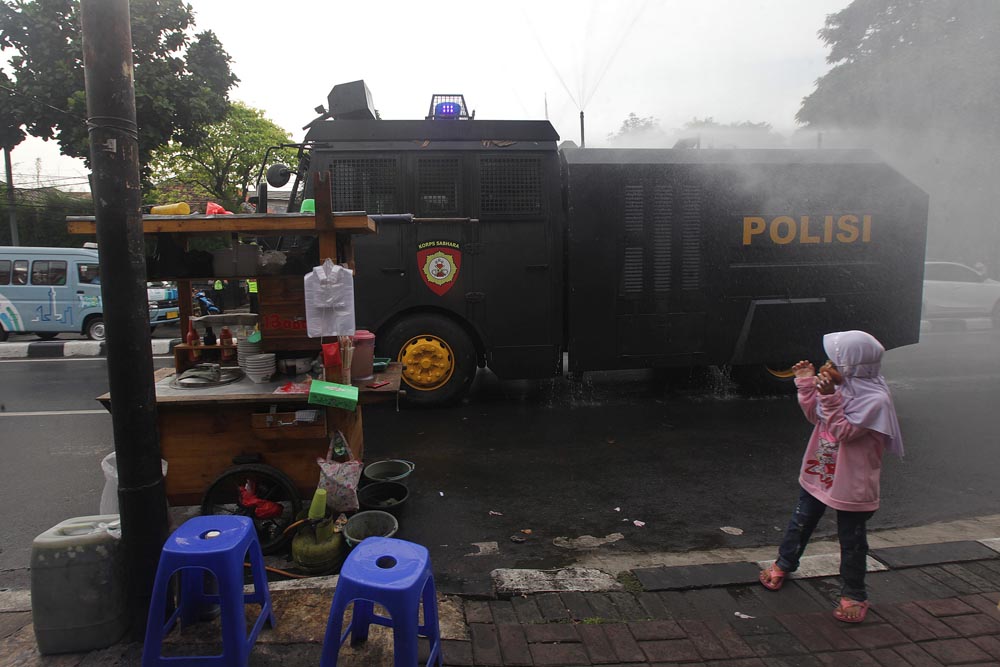 Kawasan Petamburan Disemprot Disinfektan