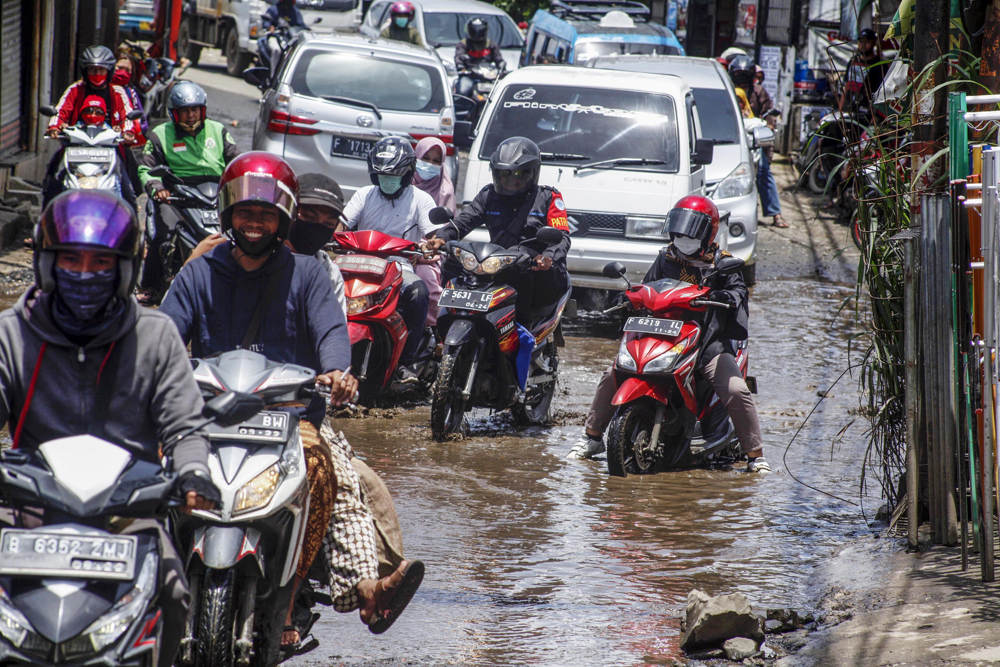 Jalan Rusak di Bojong Gede Menyusahkan Warga 
