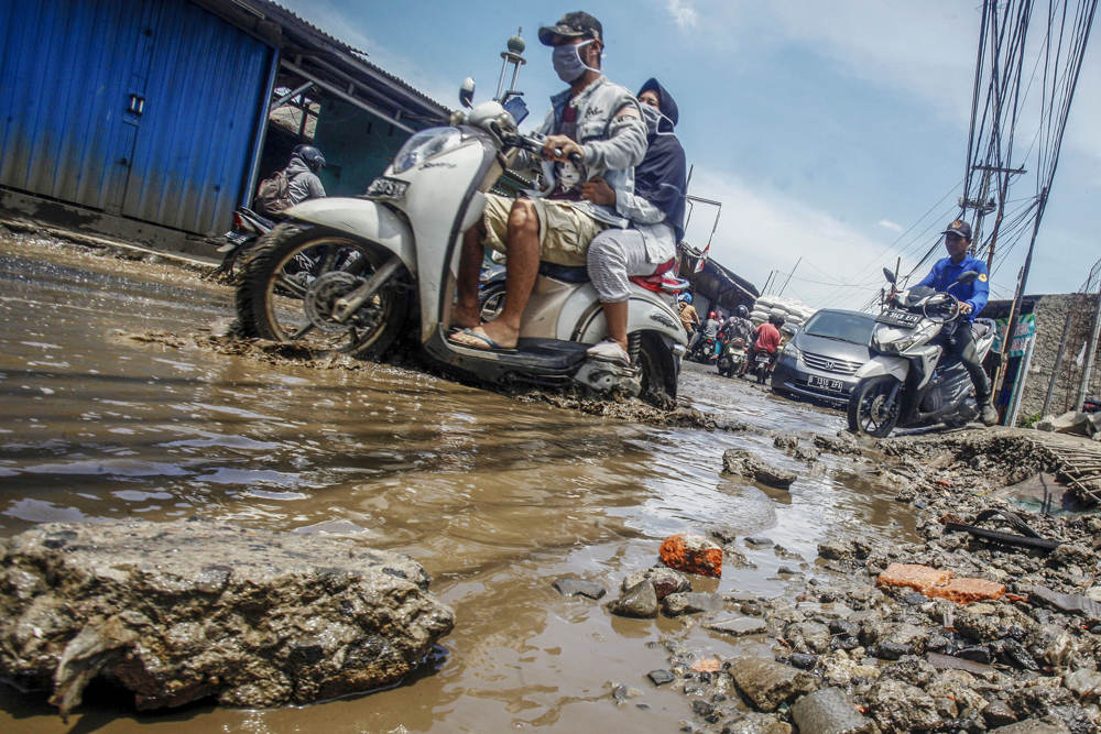 Jalan Rusak di Bojong Gede Menyusahkan Warga 