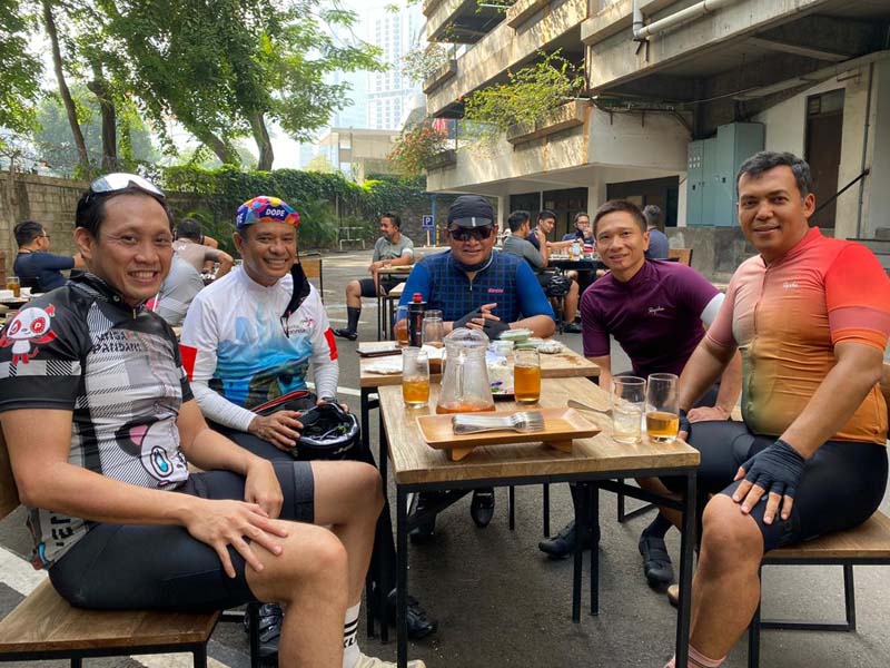 Seskab dan Ketua MWA UI Menjaga Kebugaran Dengan Gowes.