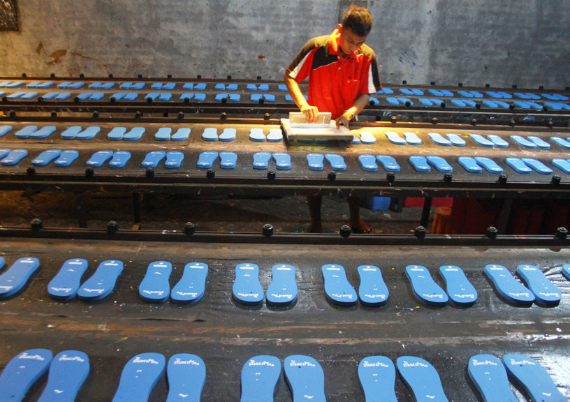 Perajin Sandal Manfaatkan Pasar Digital 