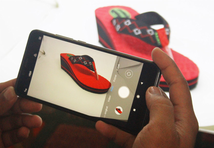 Perajin Sandal Manfaatkan Pasar Digital 