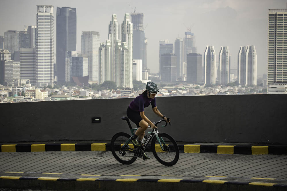 Bersepeda di Jalur Menuju Parkiran