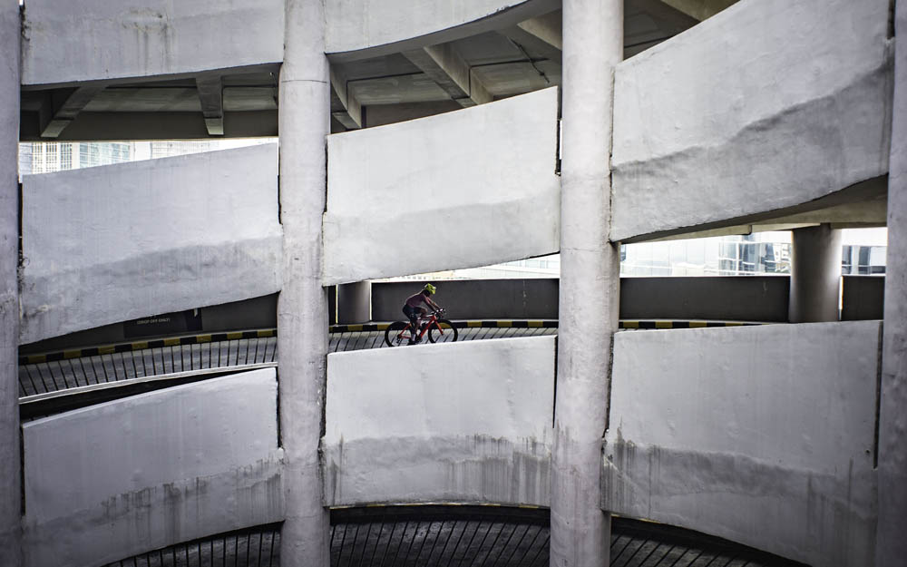 Bersepeda di Jalur Menuju Parkiran