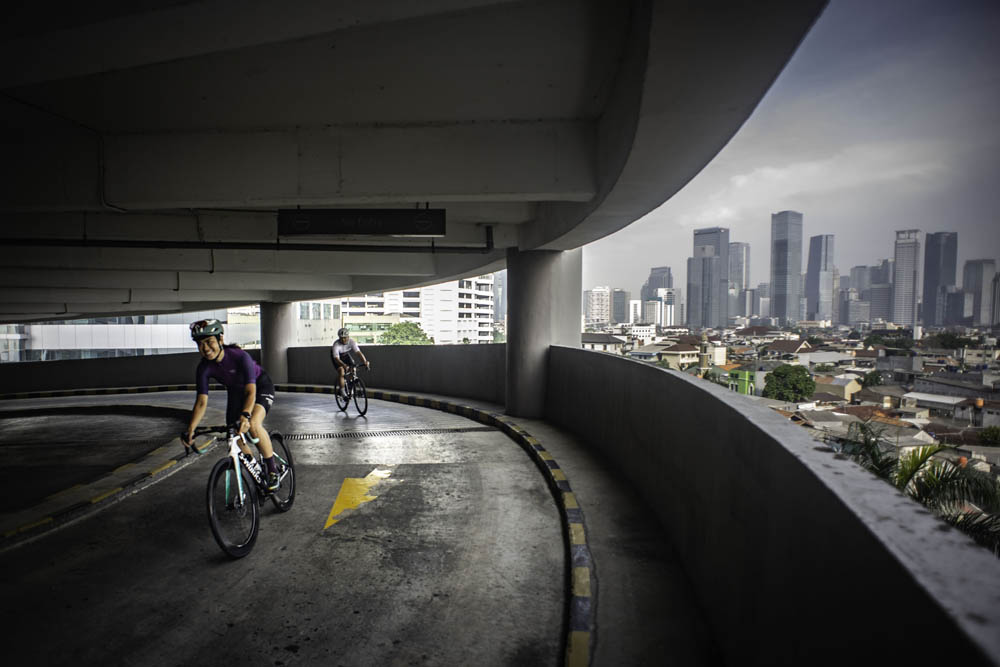 Bersepeda di Jalur Menuju Parkiran