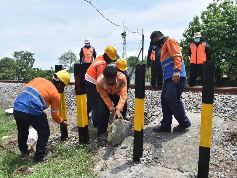 Penutupan Perlintasan Liar Jalur Kereta Api