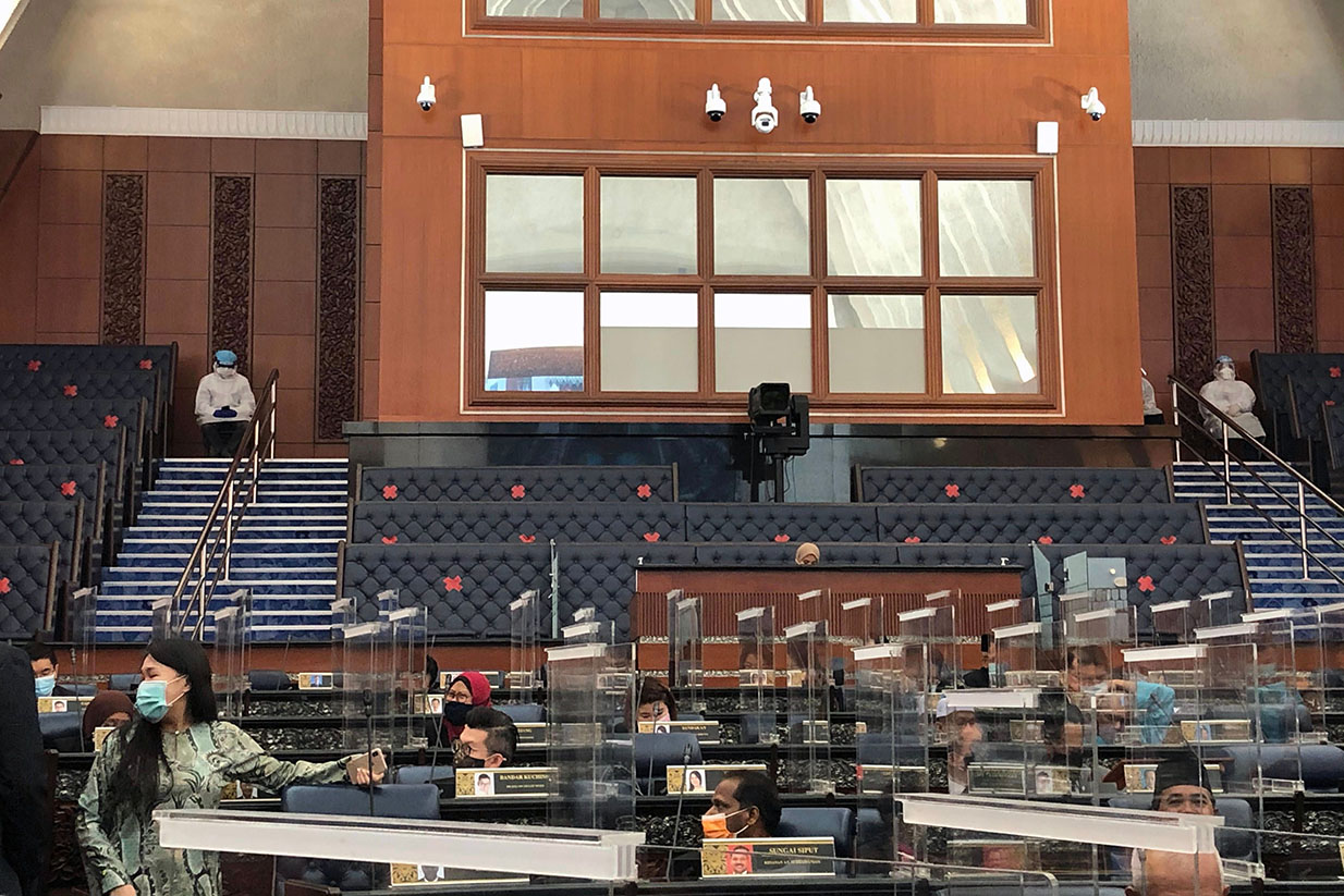 Pakai APD Saat Rapat Parlemen