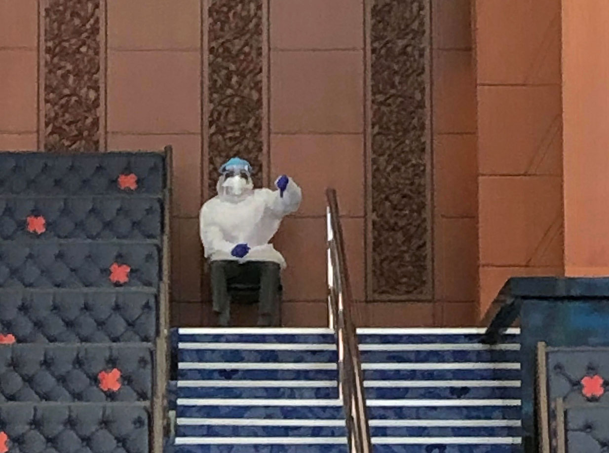 Pakai APD Saat Rapat Parlemen