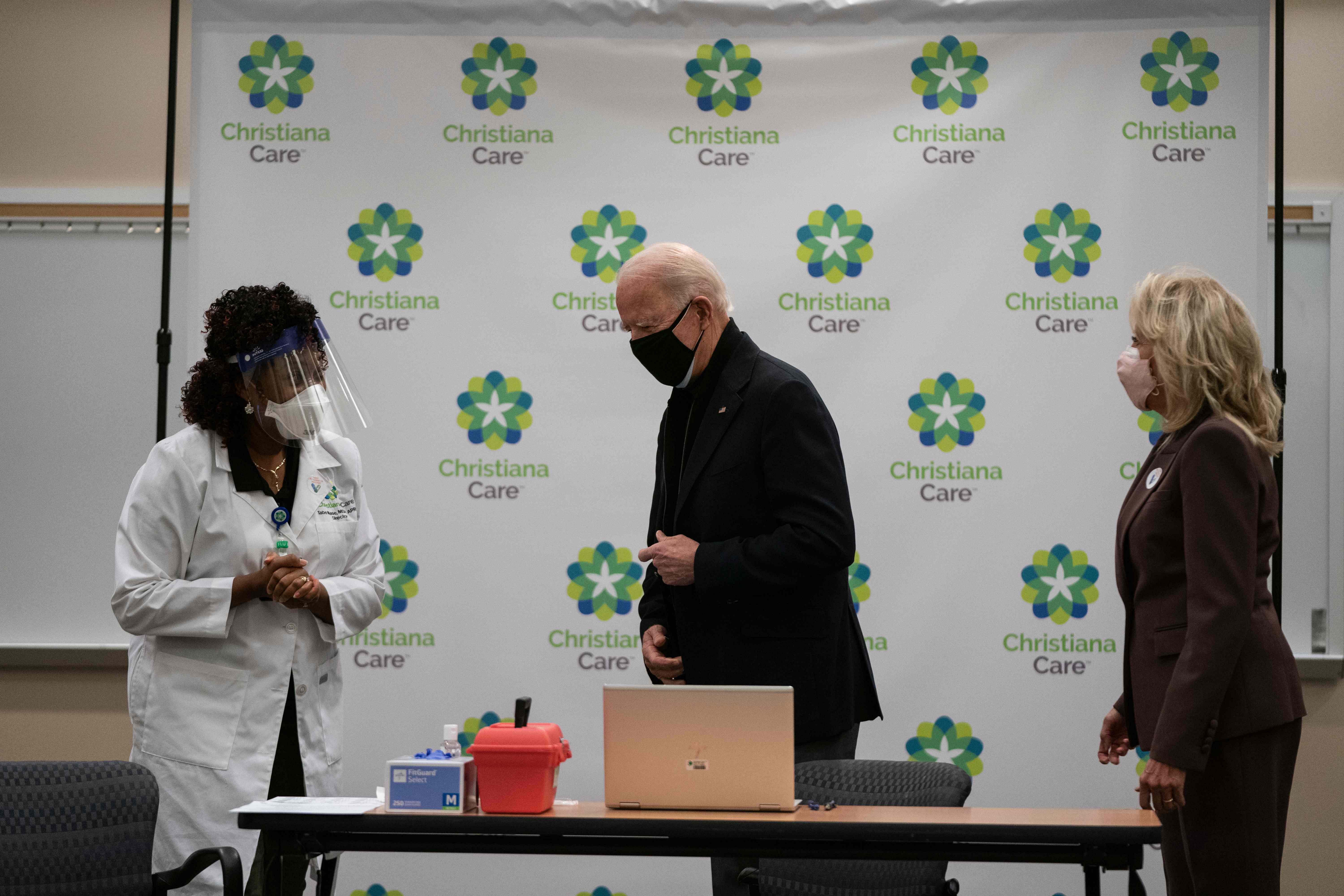 Joe Biden Mendapat Dosis Pertama Vaksin Corona Pfizer