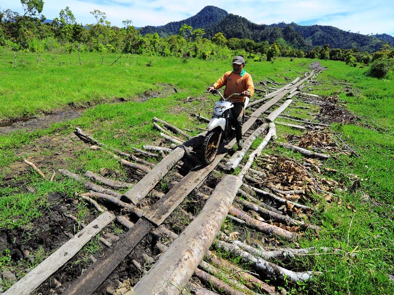 Akses Jalan Desa Terpencil Di Kerinci