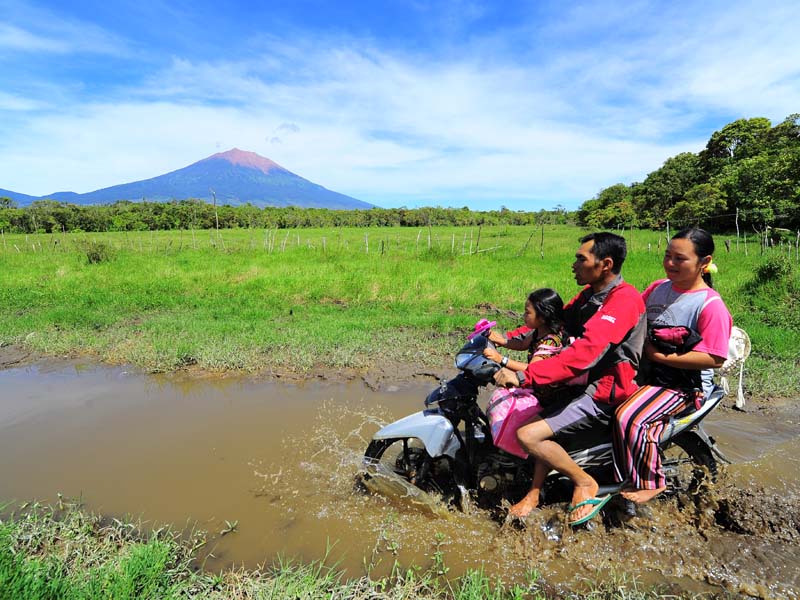 Akses Jalan Desa Terpencil Di Kerinci