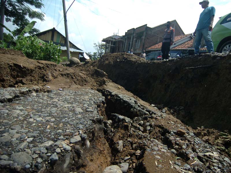 Jalan Amblas Di Tegal