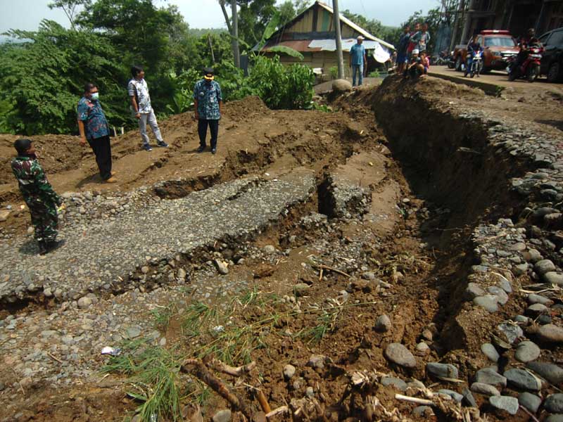Jalan Amblas Di Tegal