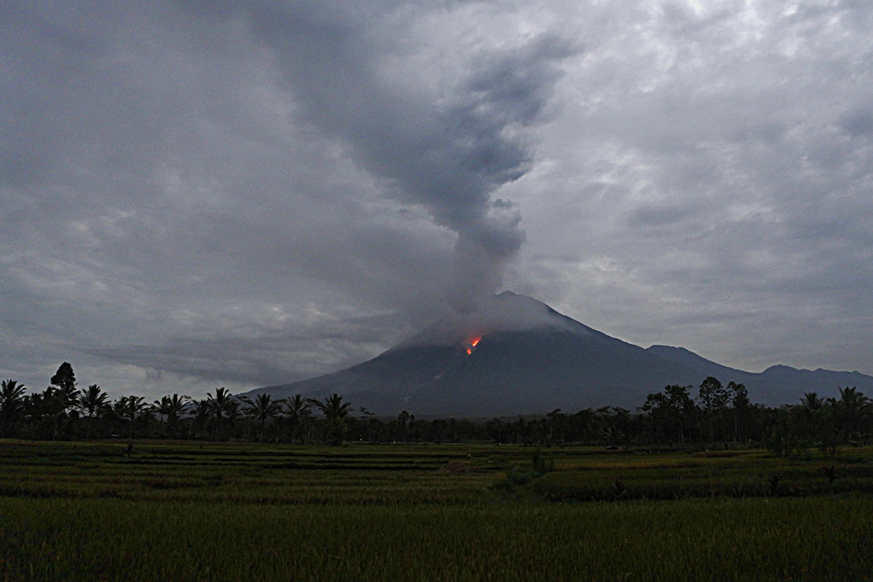 Gunung Semeru Meletus