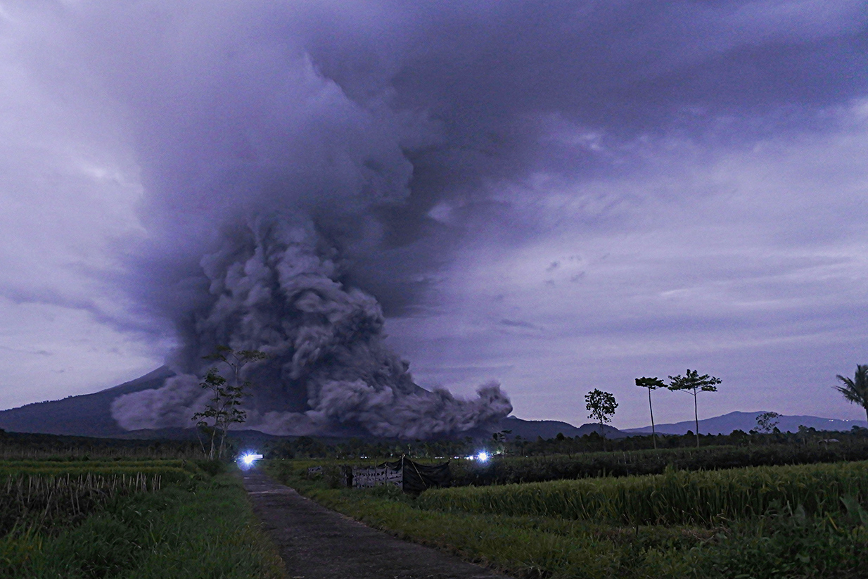 Gunung Semeru Meletus