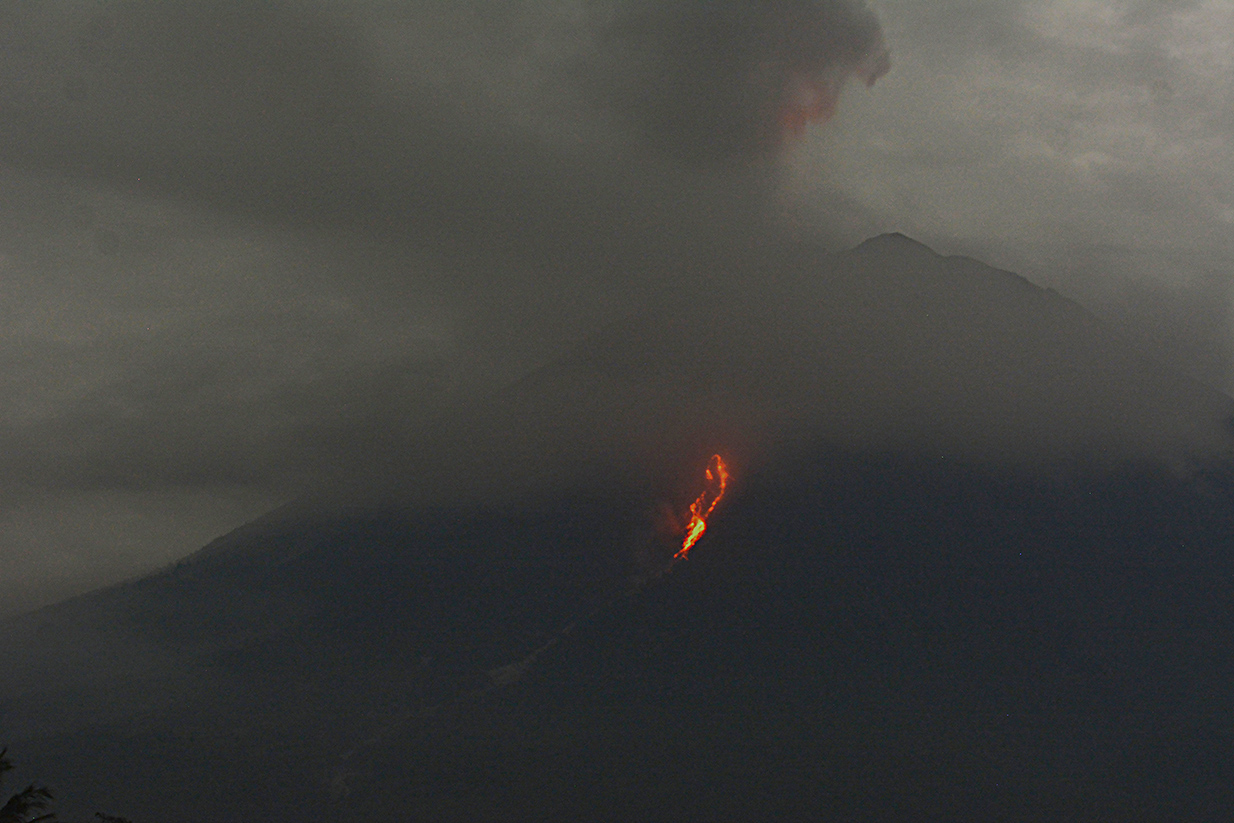 Gunung Semeru Meletus