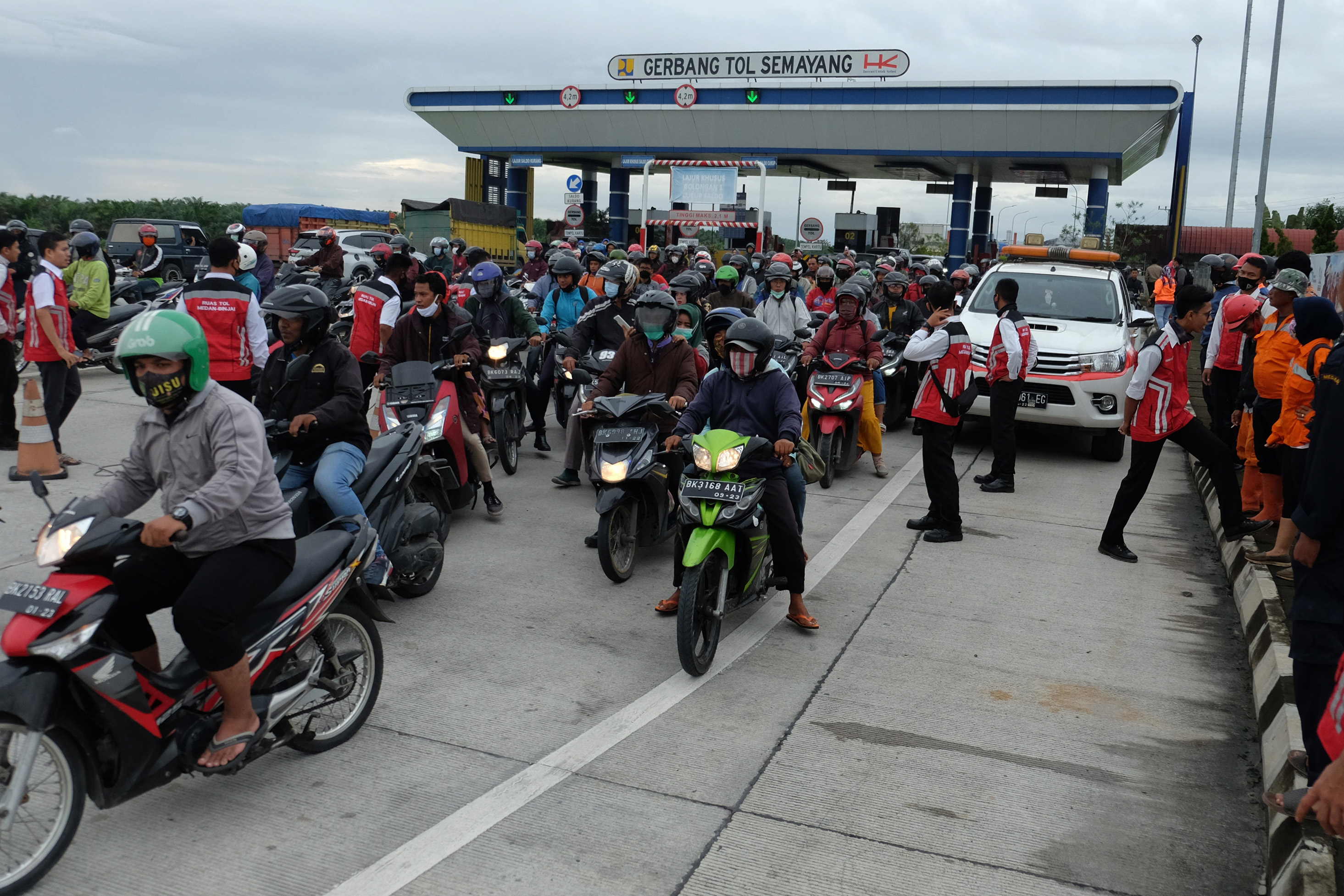 Pengendara Sepeda Motor Terobos Jalan Tol