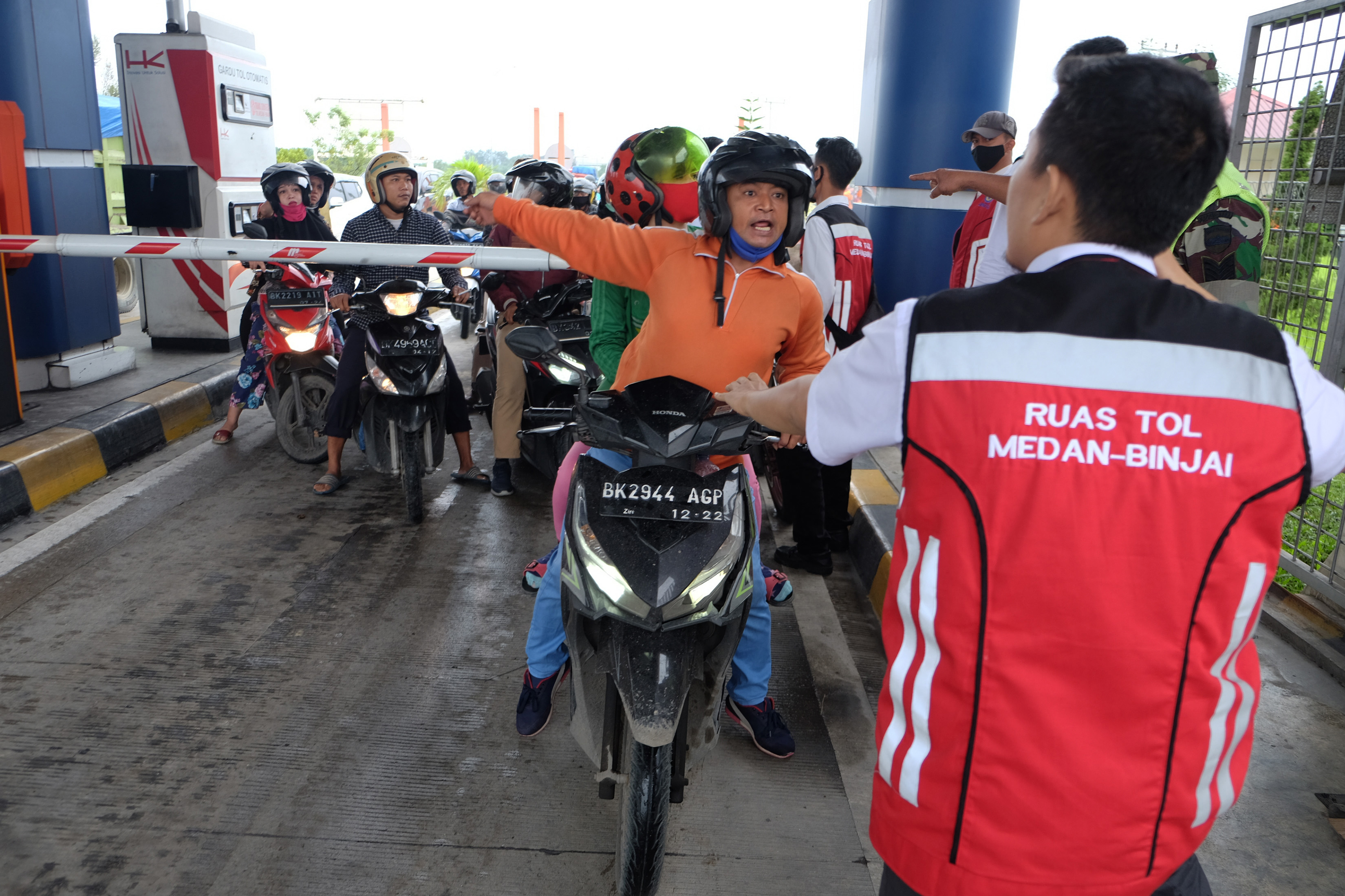 Pengendara Sepeda Motor Terobos Jalan Tol