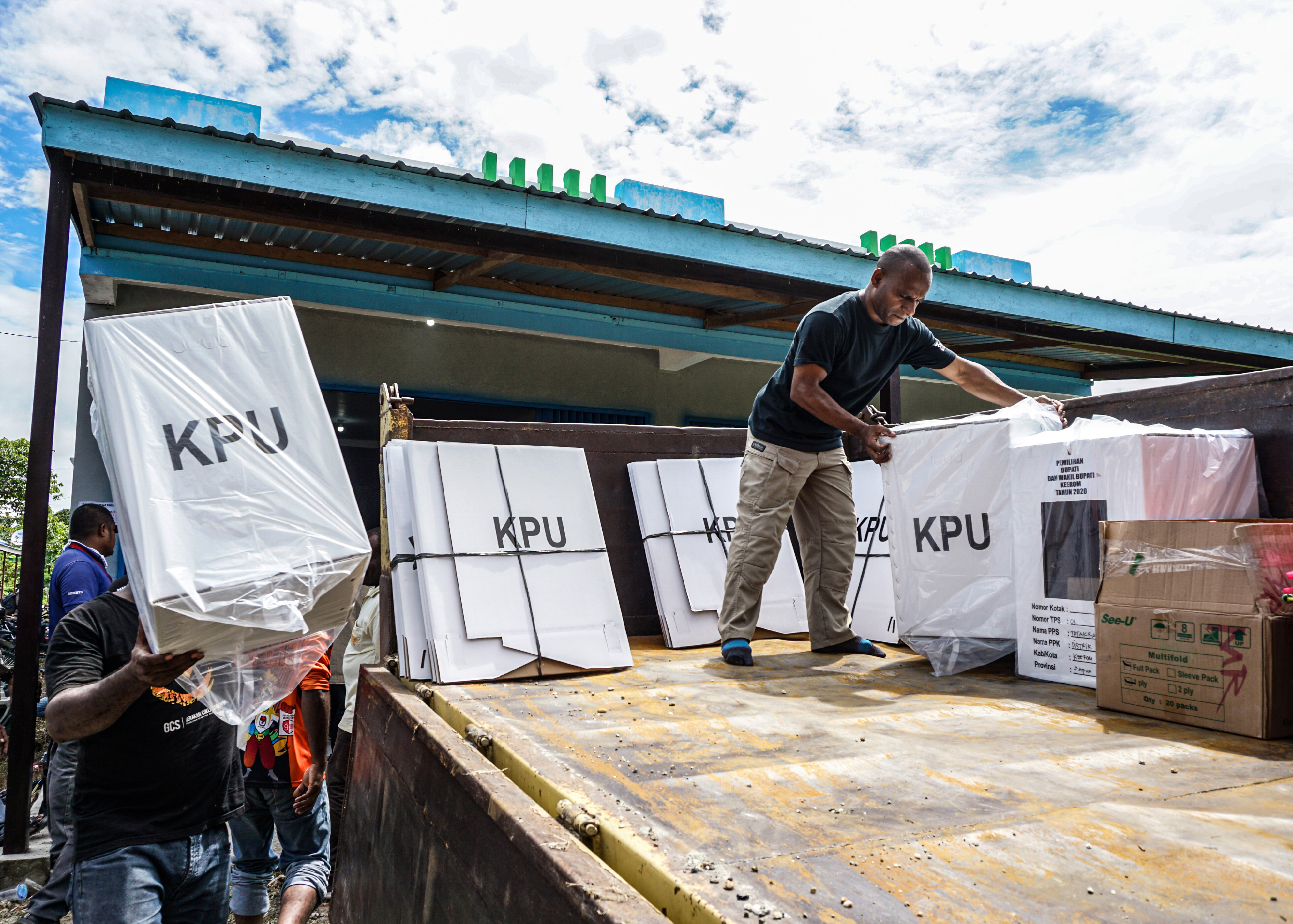 Distribusi Logistik Pilkada di Papua