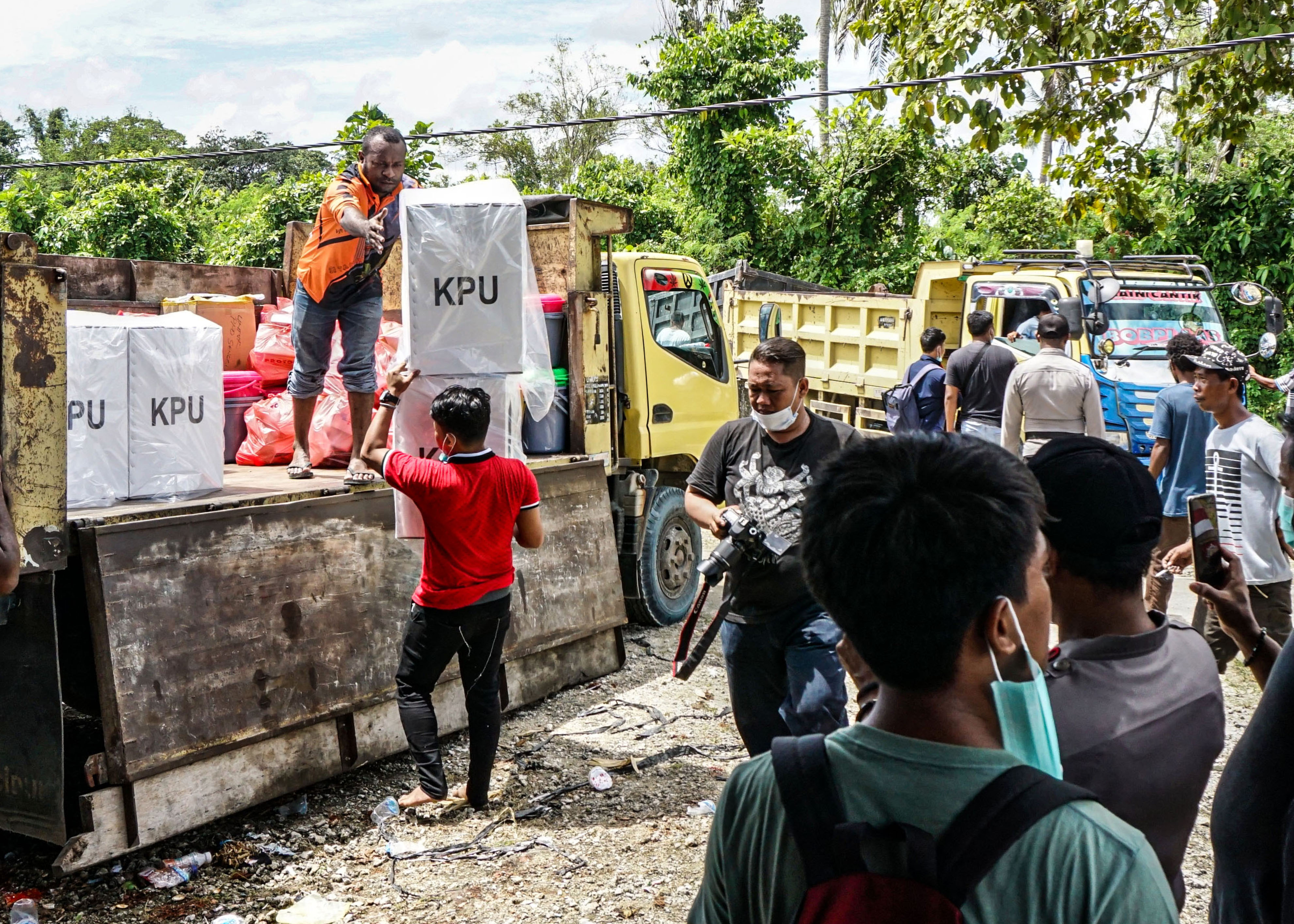 Distribusi Logistik Pilkada di Papua