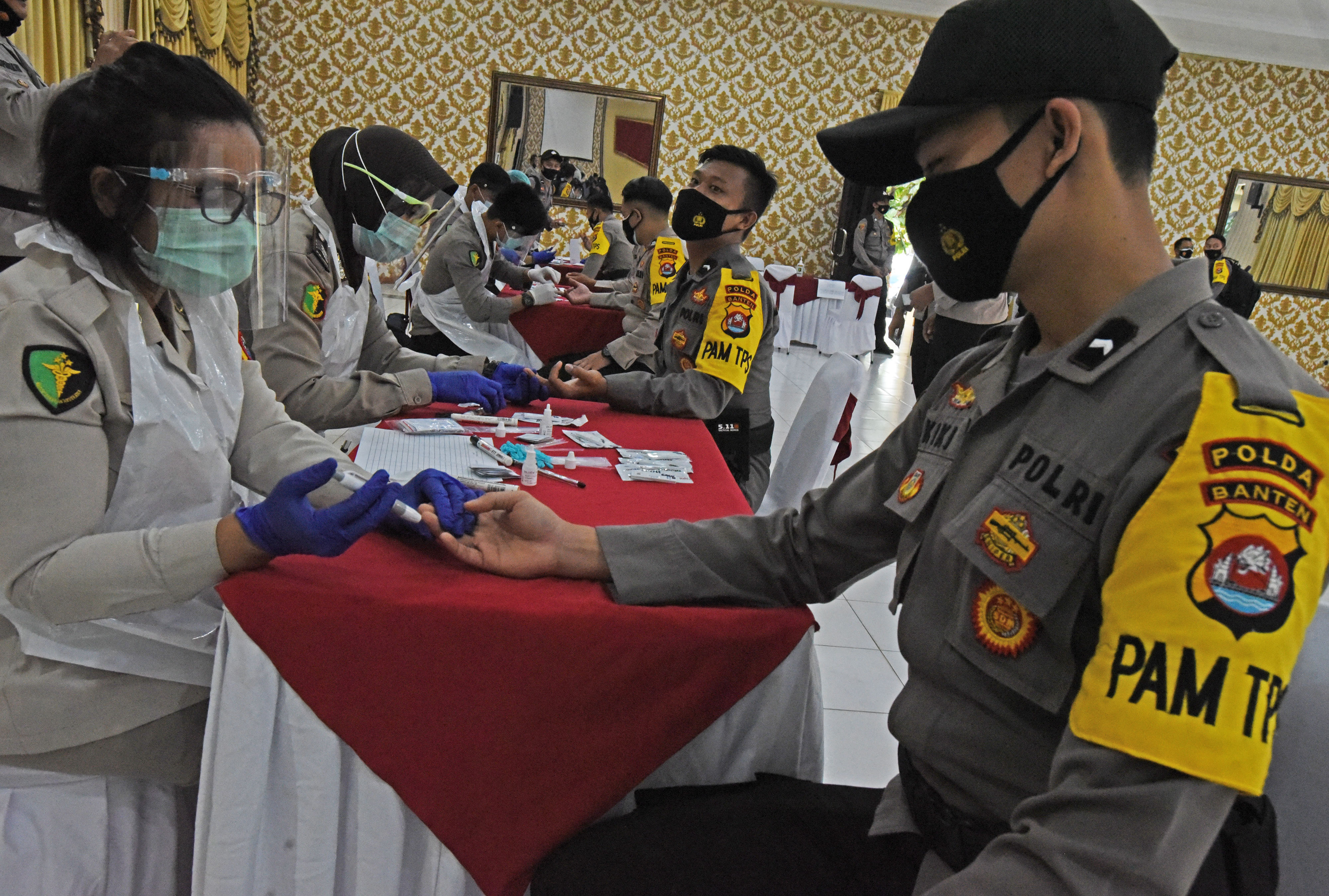 Rapid Test Petugas Pengamanan TPS Jelang Pilkada