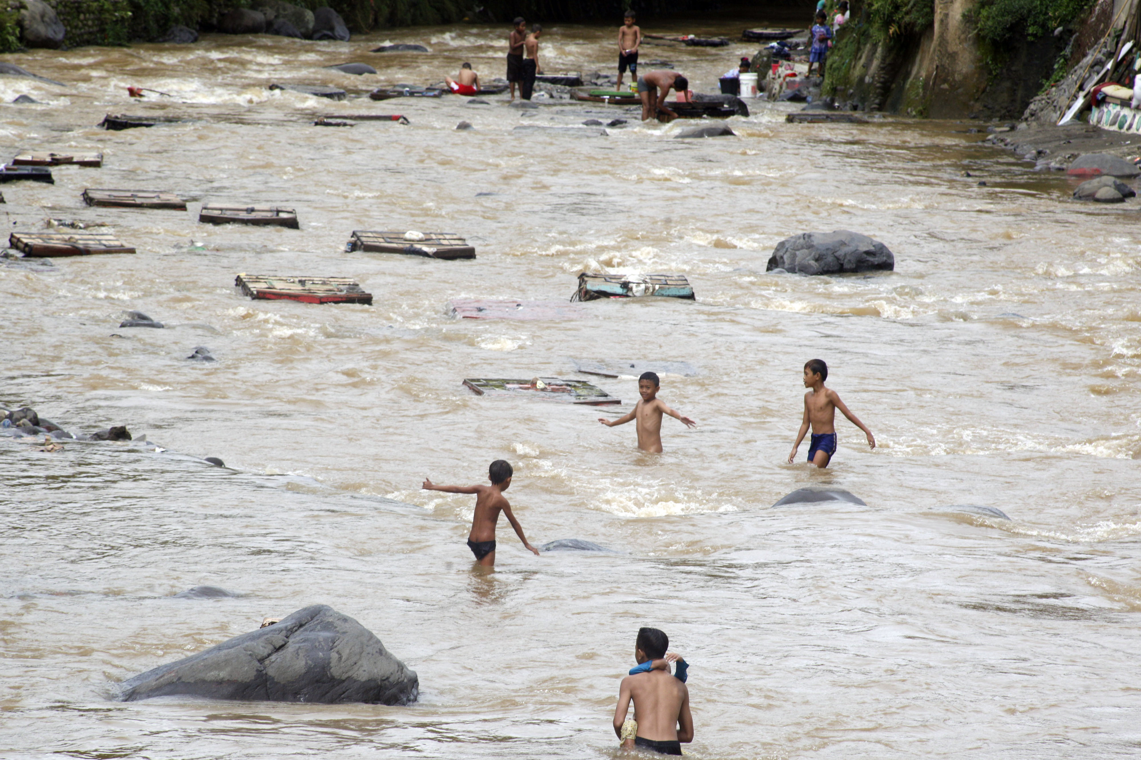  Bermain di Aliran Sungai Ciliwung