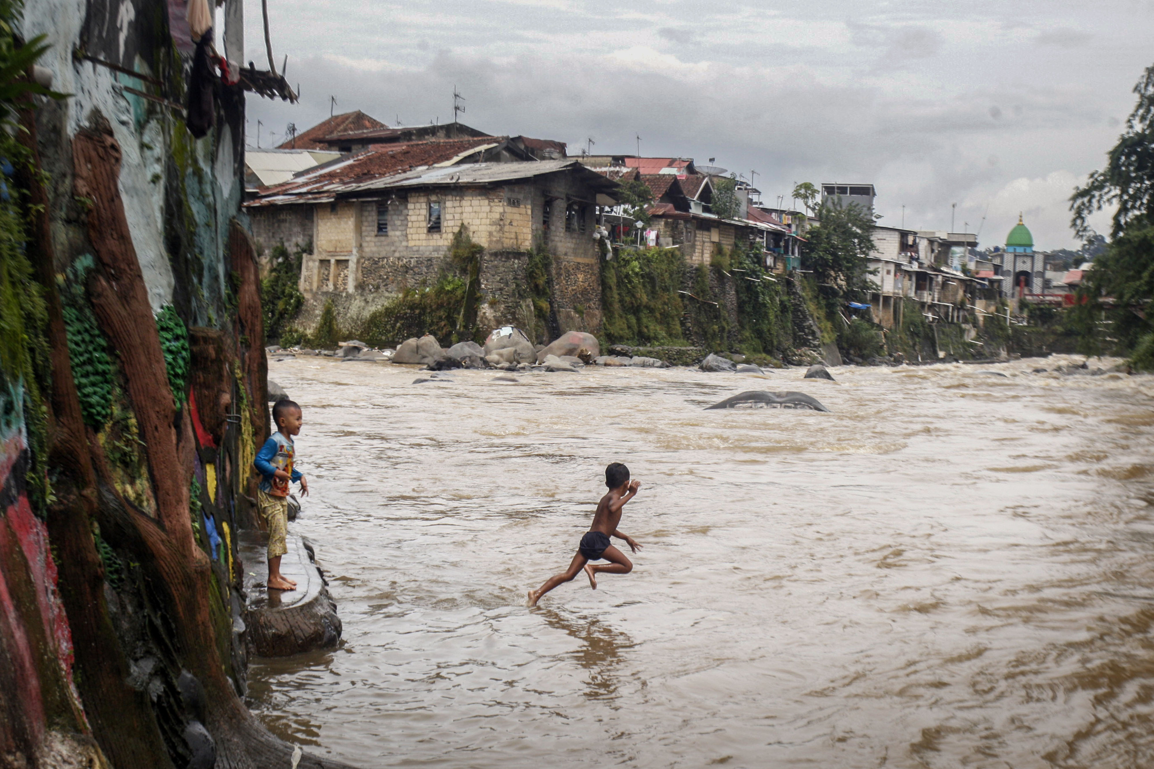  Bermain di Aliran Sungai Ciliwung