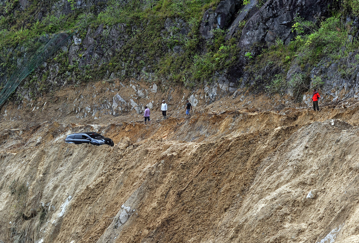 Jalur alternatif Padang - Bukittinggi Longsor