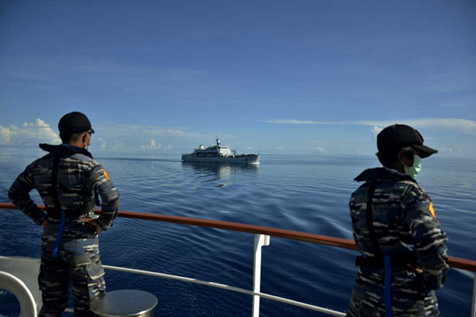 Latihan Bersama KRI Teluk Lada-521