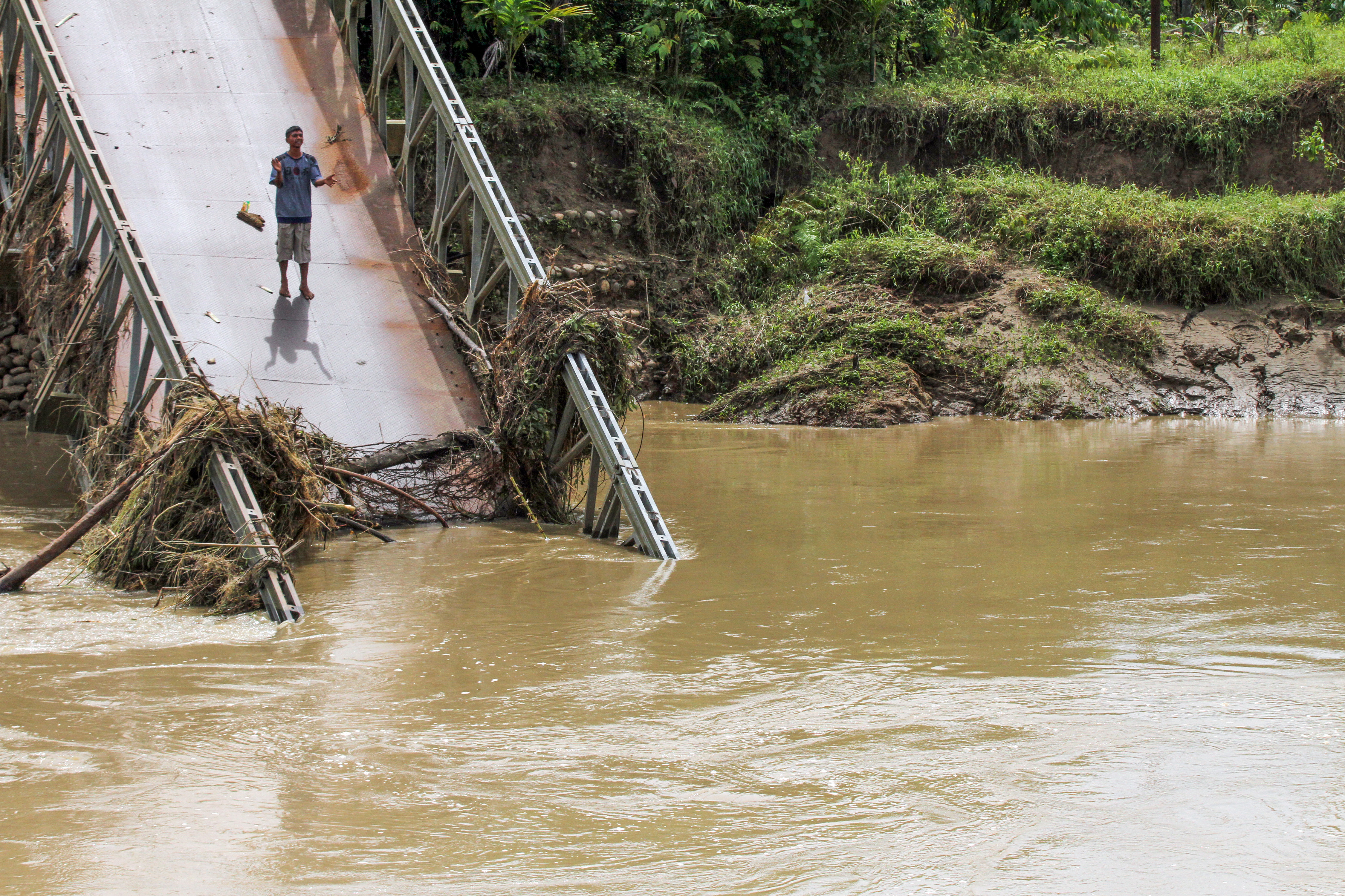 Jembatan Penghubung Antardesa Putus Diterjang Banjir