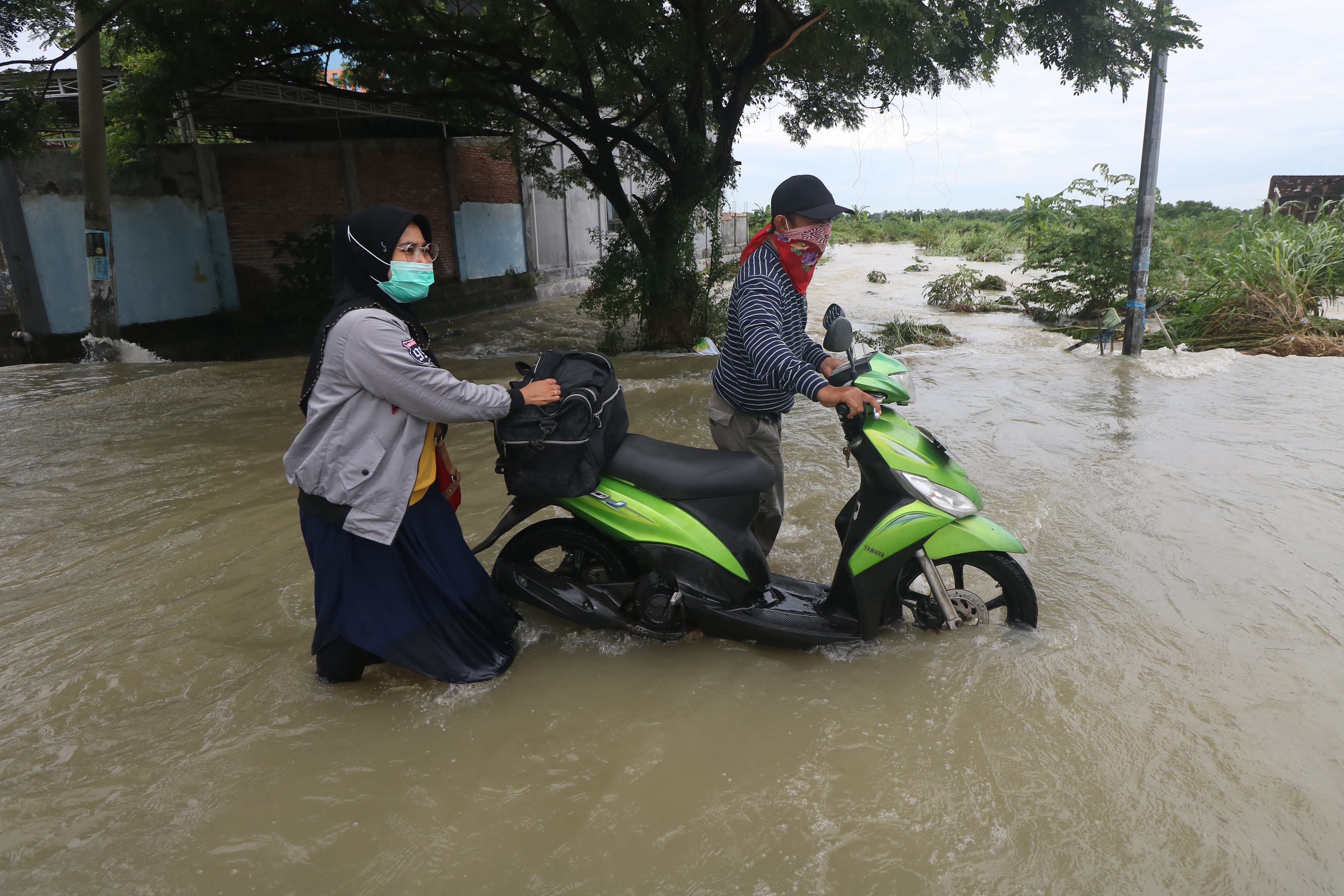 Banjir di Jalan Benjeng Kabupaten Gresik