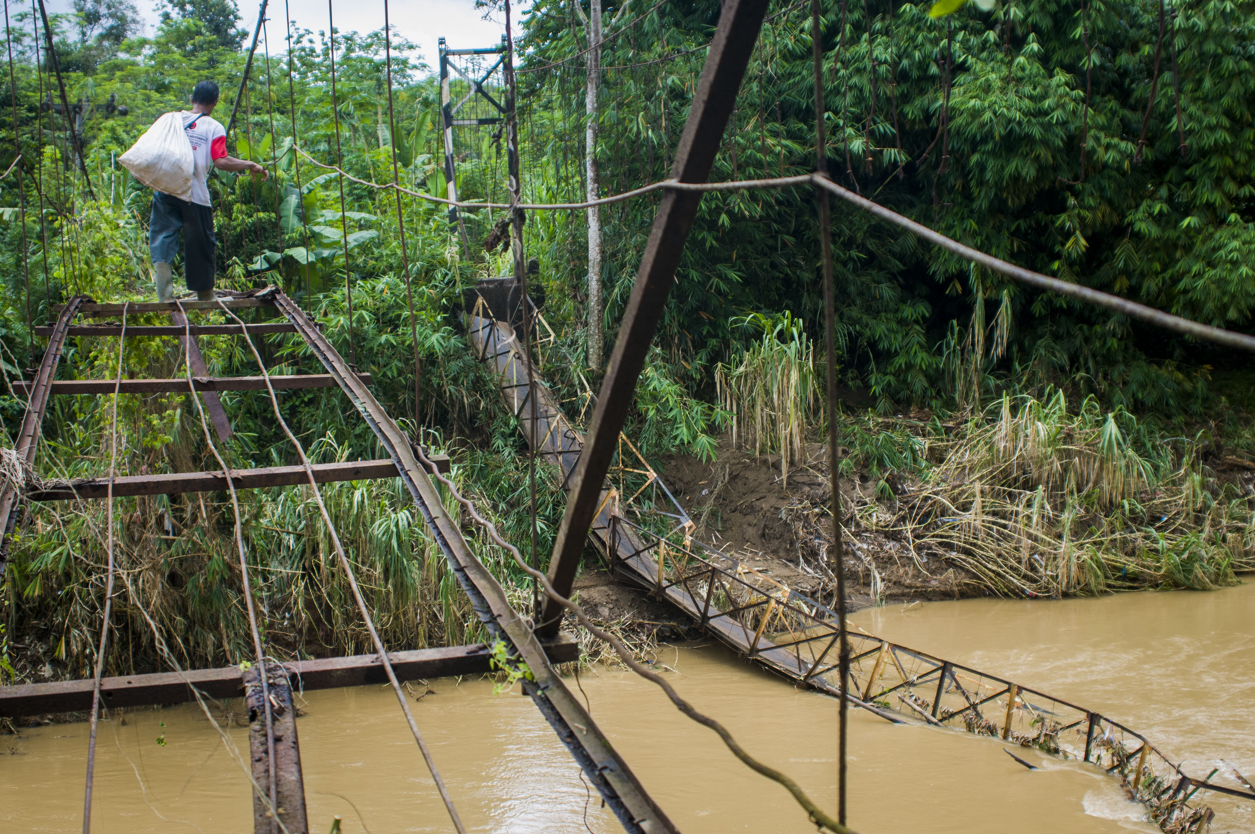 Jembatan Gantung Putus di Lebak