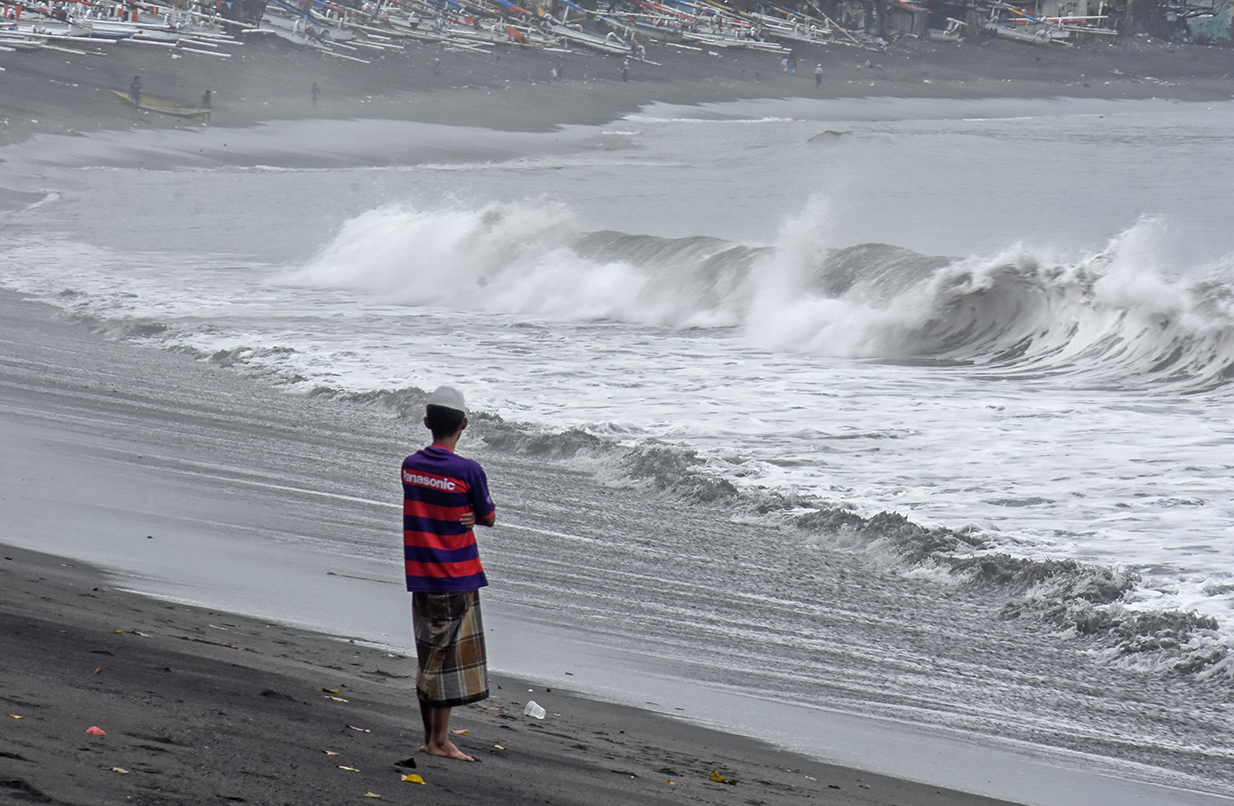 Nelayan Tidak Melaut Akibat Gelombang Tinggi