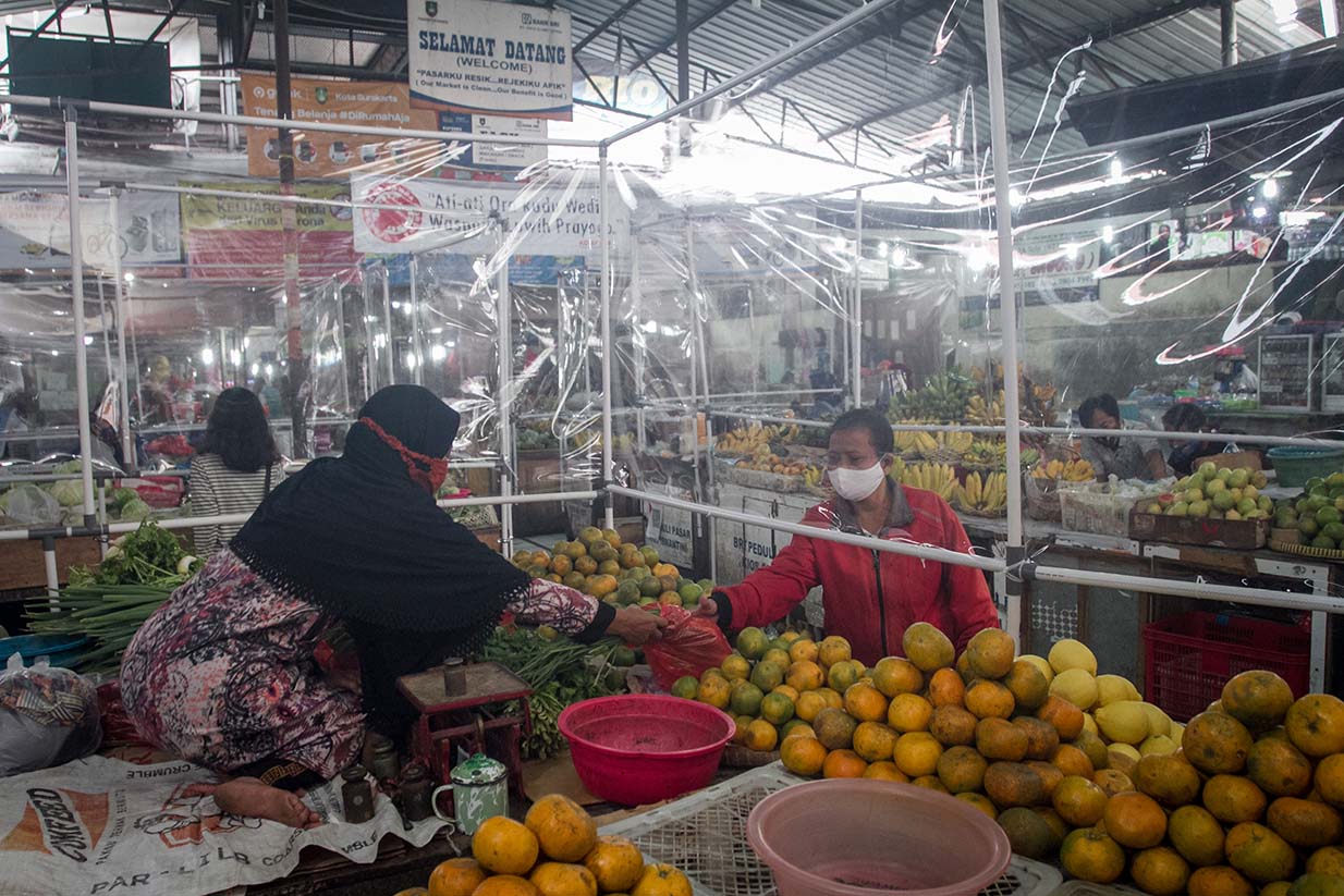 Sekat Plastik di Pasar Gede Solo